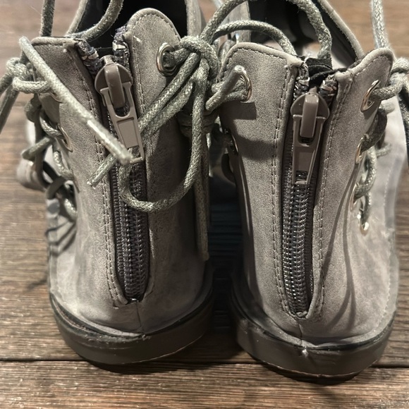 Chase & Chloe Valley gray side tie faux leather sandals, sz 6, NWOT - Picture 2 of 4